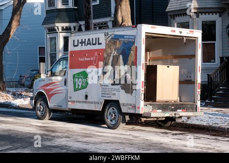 Camion de déménagement U-Haul chargé de boîtes et de meubles par personne déménageant à Halifax Banque D'Images