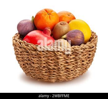 chemin de panier de mélange de fruits tropicaux isolé sur blanc Banque D'Images