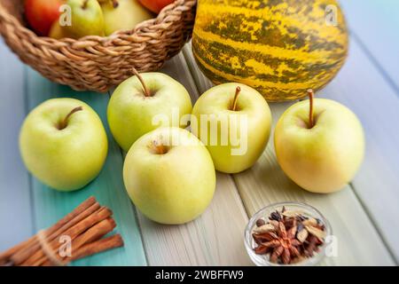 groupe de pommes sur fond de bois Banque D'Images