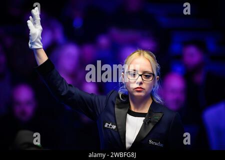 LONDRES, ROYAUME-UNI. 08 janvier 2024. L'arbitre Desislava Bozhilova a réagi lors du match du jour 3 entre John Higgins et Mark Allen lors du MRQ Masters 2024 à Alexandra Palace le lundi 08 janvier 2024 à LONDRES EN ANGLETERRE. Crédit : Taka G Wu/Alamy Live News Banque D'Images