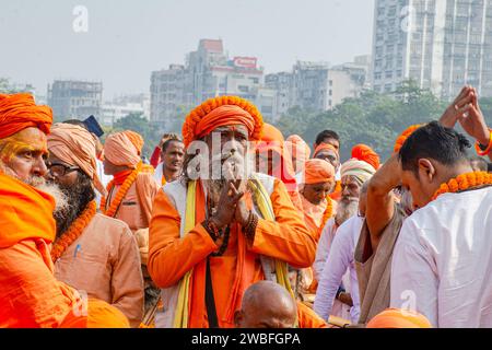 Kolkata, Bengale occidental Inde décembre 24 : un grand nombre de personnes ornées de vêtements traditionnels ont collectivement chanté des versets sacrés de la Bhagavad Gita. Banque D'Images