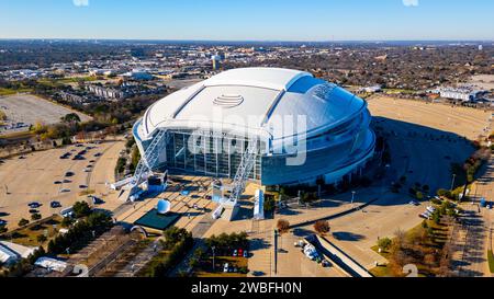 Arlington, Texas - 29 décembre 2023 : L'AT&T Stadium, achevé en 2009, accueille l'équipe de football NFL Dallas Cowboys. Banque D'Images