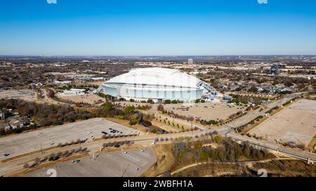 Arlington, Texas - 29 décembre 2023 : L'AT&T Stadium, achevé en 2009, accueille l'équipe de football NFL Dallas Cowboys. Banque D'Images