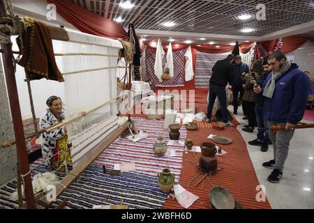 Alger. 10 janvier 2024. Les gens visitent un marché amazigh du nouvel an à Alger, Algérie, le 10 janvier 2024. Crédit : Xinhua/Alamy Live News Banque D'Images