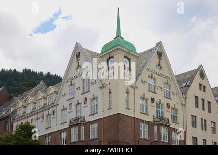 Norvège, Vestland, Bergen - 22 juillet 2023 : Maison à Bryggen aux armoiries hanséatiques. Banque D'Images