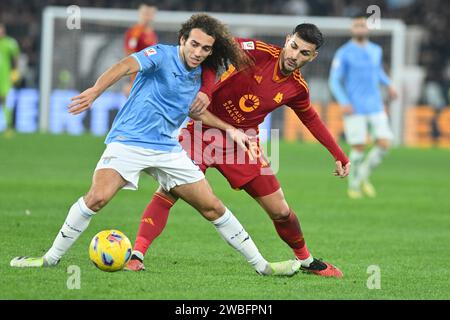 Rome, Italie. 10 janvier 2024. Marcos Antonio de SS Lazio concourt pour le ballon avec Leandro Paredes de AS Roma lors du match de football Italian - Cup entre SS Lazio vs AS Roma au Stade Olympique Credit : Independent photo Agency/Alamy Live News Banque D'Images