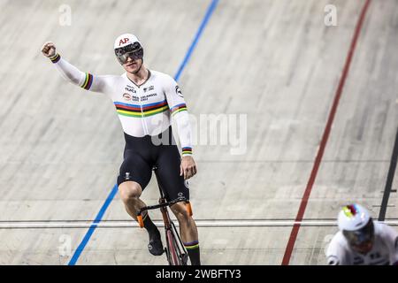 APELDOORN - 10/01/2024, Jeffrey Hoogland applaudit après avoir remporté la finale de l'équipe masculine néerlandaise lors de la poursuite de la première journée des Championnats d'Europe de cyclisme sur piste dans l'Omnisportcentrum d'Apeldoorn. Le tournoi dure jusqu'au 14 janvier et est le dernier grand tournoi international dans la perspective des Jeux Olympiques de Paris. ANP VINCENT JANNINK Banque D'Images