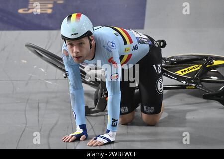 Apeldoorn, pays-Bas. 10 janvier 2024. Le Belge Jules Hesters tombe lors de la finale de l'épreuve Elimination Race masculine, aux Championnats d'Europe UEC Track Elite 2024, à Apeldoorn, pays-Bas, mercredi 10 janvier 2024. Les Championnats d'Europe ont lieu du 10 au 14 janvier. BELGA PHOTO DIRK WAEM crédit : Belga News Agency/Alamy Live News Banque D'Images