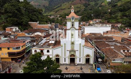 Salgar, Antioquia - Colombie. 26 décembre 2023. Église de San Juan Evangeliste, c'est un temple de culte catholique. Banque D'Images