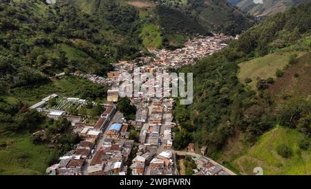 Salgar, Antioquia - Colombie. 26 décembre 2023. Vue aérienne avec drone de la commune située dans la région sud-ouest du département. Banque D'Images