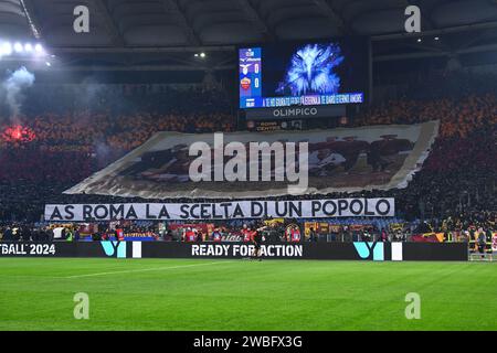 Rome, Italie. 10 janvier 2024. Supporters de L'AS Roma lors du match de football Coppa Italia Frecciarossa entre le SS Lazio et L'AS Roma au Stadio Olimpico à Rome, Italie, le 10 janvier 2024. Crédit : Nicola Ianuale/Alamy Live News Banque D'Images