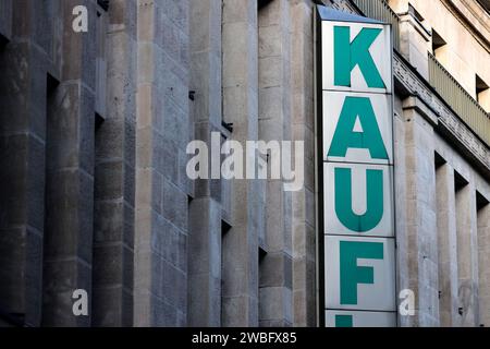 Der Schriftzug Kaufhof ist an einer filiale des Warenhauskonns Galeria Karstadt Kaufhof in Köln zu sehen. Die Warenhauskette Galeria Karstadt Kaufhof Hat beim Amtsgericht Essen erneut einen Insolvenzantrag gestellt. Themenbild, Symbolbild Köln, 10.01.2024 NRW Deutschland *** le logo Kaufhof est visible sur une succursale du groupe de grands magasins Galeria Karstadt Kaufhof à Cologne la chaîne de grands magasins Galeria Karstadt Kaufhof a de nouveau déposé une demande d'insolvabilité auprès du tribunal local d'Essen image thématique, image symbolique Cologne, 10 01 2024 NRW Allemagne Copyright : xChristophxHardtx Banque D'Images