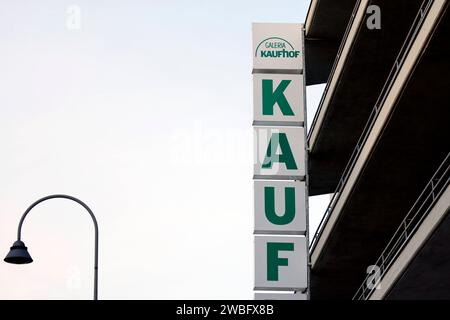 Der Schriftzug Kaufhof ist an einer filiale des Warenhauskonns Galeria Karstadt Kaufhof in Köln zu sehen. Die Warenhauskette Galeria Karstadt Kaufhof Hat beim Amtsgericht Essen erneut einen Insolvenzantrag gestellt. Themenbild, Symbolbild Köln, 10.01.2024 NRW Deutschland *** le logo Kaufhof est visible sur une succursale du groupe de grands magasins Galeria Karstadt Kaufhof à Cologne la chaîne de grands magasins Galeria Karstadt Kaufhof a de nouveau déposé une demande d'insolvabilité auprès du tribunal local d'Essen image thématique, image symbolique Cologne, 10 01 2024 NRW Allemagne Copyright : xChristophxHardtx Banque D'Images