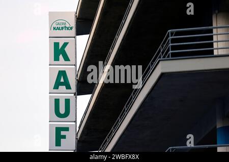 Der Schriftzug Kaufhof ist an einer filiale des Warenhauskonns Galeria Karstadt Kaufhof in Köln zu sehen. Die Warenhauskette Galeria Karstadt Kaufhof Hat beim Amtsgericht Essen erneut einen Insolvenzantrag gestellt. Themenbild, Symbolbild Köln, 10.01.2024 NRW Deutschland *** le logo Kaufhof est visible sur une succursale du groupe de grands magasins Galeria Karstadt Kaufhof à Cologne la chaîne de grands magasins Galeria Karstadt Kaufhof a de nouveau déposé une demande d'insolvabilité auprès du tribunal local d'Essen image thématique, image symbolique Cologne, 10 01 2024 NRW Allemagne Copyright : xChristophxHardtx Banque D'Images