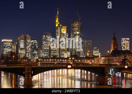 Die leuchtende Frankfurter Skyline am Abend Die Lichter der Frankfurter Bankenskyline leuchten am Abend. Frankfurt am main Hessen Deutschland *** la ligne d'horizon lumineuse de Francfort dans la soirée les lumières de Frankfurts Banking Skyline brillent dans la soirée Frankfurt am main Hesse Allemagne 2024-01-09 ffm Skyline 05 Banque D'Images