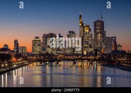 Die leuchtende Frankfurter Skyline am Abend Die Lichter der Frankfurter Bankenskyline leuchten am Abend. Frankfurt am main Hessen Deutschland *** la ligne d'horizon lumineuse de Francfort dans la soirée les lumières de Frankfurts Banking Skyline brillent dans la soirée Frankfurt am main Hesse Allemagne 2024-01-09 ffm Skyline 03 Banque D'Images