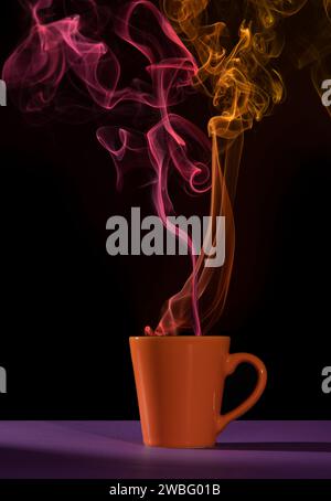 Tasse de café orange sur une table violette avec fumée rouge et jaune sur fond noir Banque D'Images