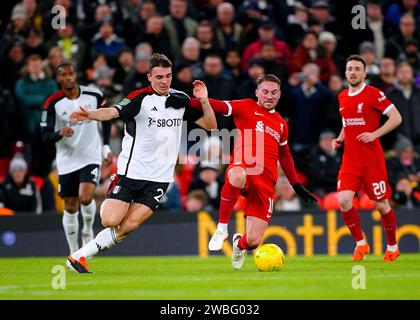 Alexis Mac Allister de Liverpool (à droite) et Joao Palhinha de Fulham se battent pour le ballon lors du match de demi-finale de la coupe Carabao à Anfield, Liverpool. Date de la photo : mercredi 10 janvier 2024. Banque D'Images