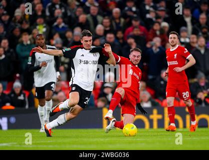 Alexis Mac Allister de Liverpool (à droite) et Joao Palhinha de Fulham se battent pour le ballon lors du match de demi-finale de la coupe Carabao à Anfield, Liverpool. Date de la photo : mercredi 10 janvier 2024. Banque D'Images