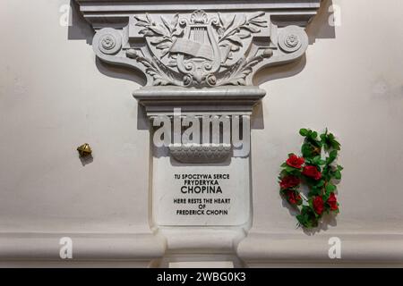 Varsovie, Pologne. Monument funéraire sur un pilier de l'église Sainte-Croix, enfermant le cœur de Frédéric Chopin Banque D'Images