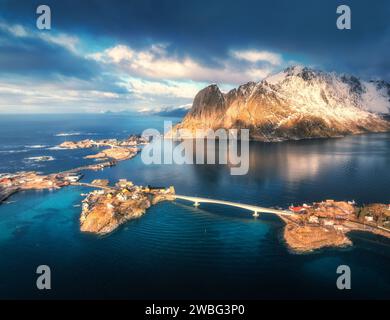 Vue aérienne de rochers enneigés, îles, mer, pont, ciel nuageux Banque D'Images