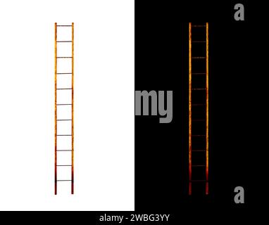 Une vieille échelle métallique très rouillée sur fond blanc et noir isolé Banque D'Images