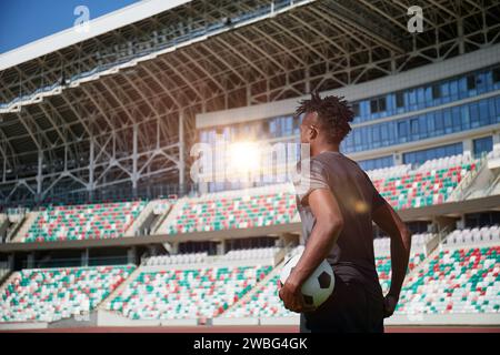 Joueur de football afro-américain en entraînement. Jambes de footballeur en herbe Banque D'Images