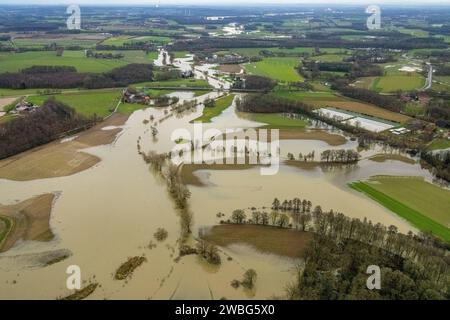 Luftbild vom Hochwasser der Lippe, Weihnachtshochwasser 2023, Fluss Lippe tritt nach starken Regenfällen über die Ufer, Flussmäander Überschwemmungsgebiet NSG Lippeaue an der Mühlenbach Dattelner Kläranlage, Stadtgrenze Olfen-Datteln, Hötting, Datteln, Ruhrgebiet, Nordrhein-Westfalen, Deutschland ACHTUNGxMINDESTHONORARx60xEURO *** vue aérienne de la crue de la Lippe, crue de Noël 2023, la rivière Lippe déborde de ses rives après de fortes pluies, plaine inondable NSG Lippeaue à la station d'épuration de Dattelner Mühlenbach, limites de la ville Olfen Datteln, Hötting,, Datteln, Datteln, Datteln, région nord Banque D'Images