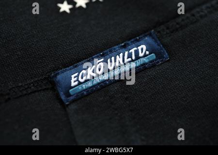 KIEV, UKRAINE - 4 MAI, 2023 : logo de la société Ecko Unltd sur de nouveaux vêtements de marque en gros plan Banque D'Images