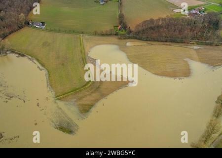 Luftbild vom Hochwasser der Lippe, Weihnachtshochwasser 2023, Fluss Lippe tritt nach starken Regenfällen über die Ufer, Flussmäander Überschwemmungsgebiet NSG Lippeaue Zum Krähenbusch, Stadtgrenze Olfen-Datteln, Hötting, Datteln, Ruhrgebiet, Rhénanie-du-Nord-Westphalie, Deutschland ACHTUNGxMINDESTHONORARx60xEURO *** vue aérienne de l'inondation de la Lippe, inondation de Noël 2023, rivière Lippe déborde ses rives après de fortes pluies, plaine inondable NSG Lippeaue Zum Krähenbusch, limites de la ville Olfen Datteln, Hötting, Datteln, région de la Ruhr, Rhénanie du Nord-Westphalie, Rhénanie-du Nord-Westphalie Allemagne ATTENTIONxMINDESTHONORARx60xEURO Banque D'Images