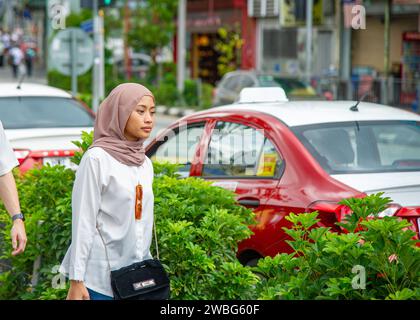 Février 15 -2023-Kuala Lumpur Malaisie-belle jeune fille musulmane marche dans la rue. Banque D'Images