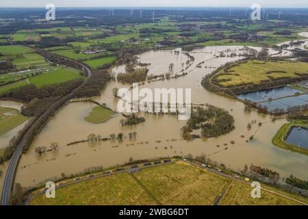 Luftbild vom Hochwasser der Lippe, Weihnachtshochwasser 2023, Fluss Lippe tritt nach starken Regenfällen über die Ufer, Überschwemmungsgebiet Naturpark Hohe Mark, Klärteiche am Kraftwerk Marl, Chemiezone, Marl, Ruhrgebiet, Nordrhein-Westfalen, Deutschland ACHTUNGxMINDESTHONORARx60xEURO *** vue aérienne de la crue de la Lippe, crue de Noël 2023, la rivière Lippe déborde de ses rives après de fortes pluies, zone inondable Hohe Mark nature Park, bassins d'égouts de la centrale de Marl, zone chimique, Marl, zone de la Ruhr, Rhénanie du Nord-Westphalie, Allemagne ATTENTIONxMINDESTHONORARx60xEURO Banque D'Images