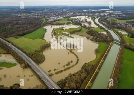 Luftbild vom Hochwasser der Lippe, Weihnachtshochwasser 2023, Fluss Lippe tritt nach starken Regenfällen über die Ufer, Bäume Lippeaue Bergbossendorf, Überschwemmungsgebiet und Strommasten im Wasser, Brücke der Autobahn A43 und Eisenbahnbrücke, Wesel-Datteln-Kanal, Herne, Marl, Ruhrgebiet, Nordrhein-Westfalen, Deutschland ACHTUNGxMINDESTHONORARx60xEURO *** vue aérienne de l'inondation de la Lippe, inondation de Noël 2023, rivière Lippe déborde ses rives après de fortes pluies, zone inondable Lippeaue Bergbossendorf, arbres et poteaux électriques dans l'eau, pont de l'autoroute A43 et pont ferroviaire, Wesel D. Banque D'Images