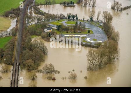 Luftbild vom Hochwasser der Lippe, Weihnachtshochwasser 2023, Fluss Lippe tritt nach starken Regenfällen über die Ufer, Überschwemmungsgebiet am ADAC Fahrsicherheitszentrum Haltern am See, Eisenbahnbrücke über den Fluss Lippe, Hamm, Haltern am See, Ruhrgebiet, Nordrhein-Westfalen, Deutschland ACHTUNGxMINDESTHONORARx60xEURO *** vue aérienne de l'inondation de la Lippe, inondation de Noël 2023, rivière Lippe déborde ses rives après de fortes pluies, zone inondable au centre de sécurité routière ADAC Haltern am See, pont ferroviaire sur la rivière Lippe, Hamm, Haltern am See, région de la Ruhr, Rhénanie du Nord-Westphalie, Banque D'Images