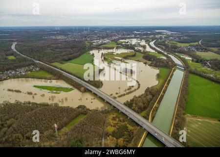 Luftbild vom Hochwasser der Lippe, Weihnachtshochwasser 2023, Fluss Lippe tritt nach starken Regenfällen über die Ufer, Bäume Lippeaue Bergbossendorf, Überschwemmungsgebiet und Strommasten im Wasser, Brücke der Autobahn A43 und Eisenbahnbrücke, Wesel-Datteln-Kanal, Herne, Marl, Ruhrgebiet, Nordrhein-Westfalen, Deutschland ACHTUNGxMINDESTHONORARx60xEURO *** vue aérienne de l'inondation de la Lippe, inondation de Noël 2023, rivière Lippe déborde ses rives après de fortes pluies, zone inondable Lippeaue Bergbossendorf, arbres et poteaux électriques dans l'eau, pont de l'autoroute A43 et pont ferroviaire, Wesel D. Banque D'Images