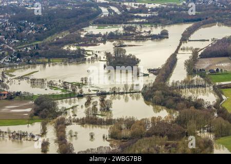 Luftbild vom Hochwasser der Lippe, Weihnachtshochwasser 2023, Fluss Lippe tritt nach starken Regenfällen über die Ufer, Überschwemmungsgebiet Lippeaue und Bäume im Wasser, Dolberg, Ahlen, Ruhrgebiet, Rhénanie-du-Nord-Westphalie, Deutschland ACHTUNGxMINDESTHONORARx60xEURO *** vue aérienne de la crue de la Lippe, crue de Noël 2023, la rivière Lippe déborde de ses rives après de fortes pluies, zone inondable Lippe plaine inondable et arbres dans l'eau, Dolberg, Ahlen, région de la Ruhr, Rhénanie du Nord-Westphalie, Allemagne ATTENTIONxMINDESTHONORARx60xEURO Banque D'Images