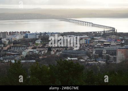 Vue sur Dundee, avec le pont de Tay traversant l'estuaire de Tay depuis Dundee Law Banque D'Images