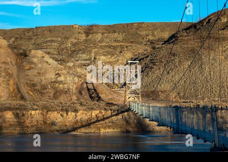 Pont suspendu pour piétons de 117 mètres de long traversant la rivière Red Deer à Drumheller AB Canada Banque D'Images