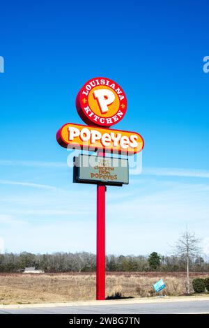 Popeyes Louisiana Kitchen, signe et logo, restaurant de restauration rapide servant du poulet et d'autres aliments à Montgomery Alabama, États-Unis. Banque D'Images