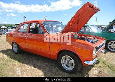 Une Ford Escort Mk1 RS 2000 1975 est exposée au salon de l'automobile classique de la collection de véhicules historiques de 47th, Powderham, Devon, Angleterre, Royaume-Uni. Banque D'Images