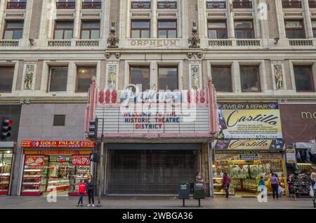 Los Angeles, CA, Etats-Unis – 21 février 2015 : extérieur du Palace Theatre historique dans le centre-ville de Los Angeles, CA. Banque D'Images