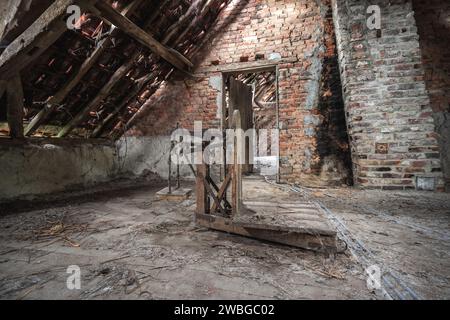 Urbex ancienne grange abandonnée en Belgique. Banque D'Images