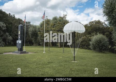 Monument de guerre pour la 101e aéroportée à Purple Heart Lane, Carentan France Normandie. 14 août 2023. Banque D'Images