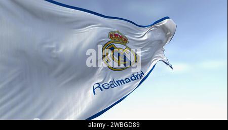 Madrid, SP, 9 2024 janvier : drapeau du Real Madrid Club de Futbol agitant dans le vent. Club de football professionnel espagnol basé à Madrid. Editoria illustrative Banque D'Images