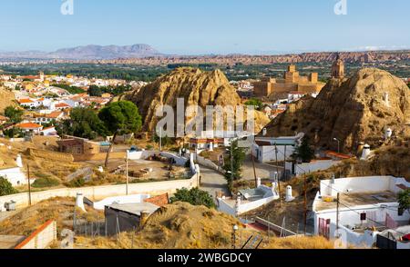 Vue du drone de la zone de la maison de grotte et alcazaba à Guadix, Espagne Banque D'Images