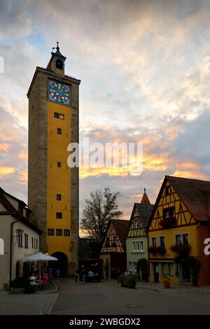 Rothenburg ob der Tauber, Allemagne – 16 septembre 2023. Rothenburg ob der Tauber Castle Gate Allemagne. Tour et porte au coucher du soleil. Banque D'Images