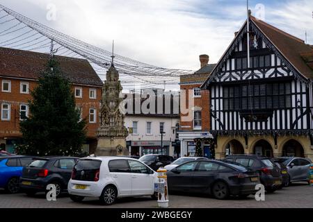 L'hôtel de ville, la fontaine ornée et le sapin de Noël à Saffron Walden le jour de l'an Banque D'Images