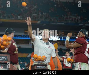 PHOTO** l'entraîneur de football de l'Alabama Nick Saban a pris sa retraite. MIAMI GARDENS, FL - 29 DÉCEMBRE : l'entraîneur-chef de l'Alabama Crimson Tide Nick Saban se tient à côté du trophée et lance des oranges à la foule après que les Alabama Roll Tide ont battu Oklahoma Sooners lors du match de demi-finale des Playoff College football au Capital One Orange Bowl le 29 décembre, 2018 au Hard Rock Stadium de Miami Gardens, Floride. Crédit : mpi04/MediaPunch Banque D'Images