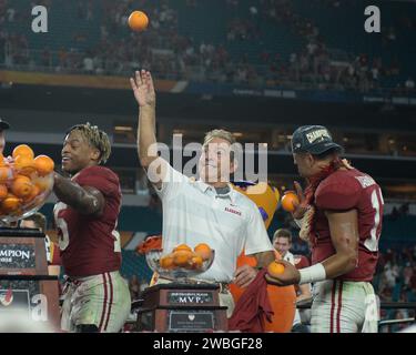 PHOTO** l'entraîneur de football de l'Alabama Nick Saban a pris sa retraite. MIAMI GARDENS, FL - 29 DÉCEMBRE : l'entraîneur-chef de l'Alabama Crimson Tide Nick Saban se tient à côté du trophée et lance des oranges à la foule après que les Alabama Roll Tide ont battu Oklahoma Sooners lors du match de demi-finale des Playoff College football au Capital One Orange Bowl le 29 décembre, 2018 au Hard Rock Stadium de Miami Gardens, Floride. Crédit : mpi04/MediaPunch Banque D'Images