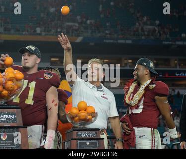 PHOTO** l'entraîneur de football de l'Alabama Nick Saban a pris sa retraite. MIAMI GARDENS, FL - 29 DÉCEMBRE : l'entraîneur-chef de l'Alabama Crimson Tide Nick Saban se tient à côté du trophée et lance des oranges à la foule après que les Alabama Roll Tide ont battu Oklahoma Sooners lors du match de demi-finale des Playoff College football au Capital One Orange Bowl le 29 décembre, 2018 au Hard Rock Stadium de Miami Gardens, Floride. Crédit : mpi04/MediaPunch Banque D'Images